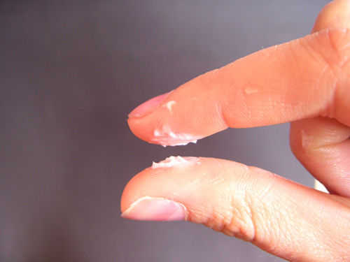 ra khí hư màu trắng đục dạng bột