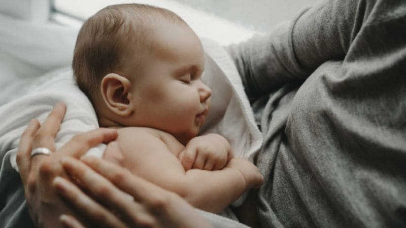 hướng dẫn ru trẻ sơ sinh khó ngủ