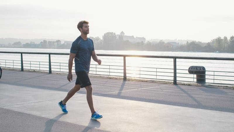 Đi bộ nhẹ nhàng sau khi cắt bao quy đầu