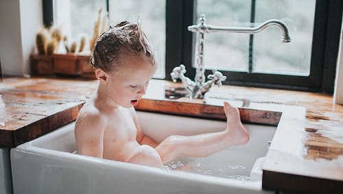 vệ sinh bao quy đầu cho trẻ bằng nước sạch