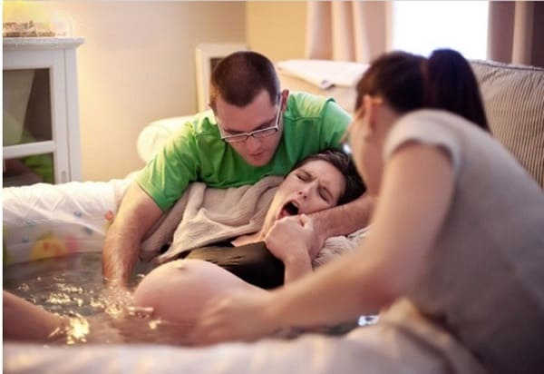 nữ giới đau đẻ