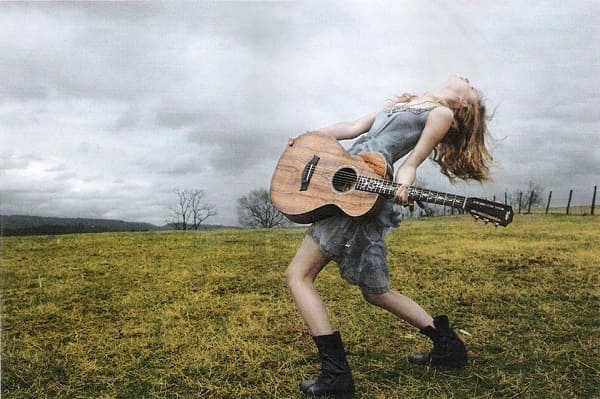 hình ảnh cô gái đánh đàn guitar 2