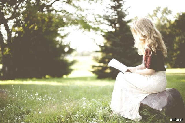 hình ảnh cô gái ngồi đọc sách