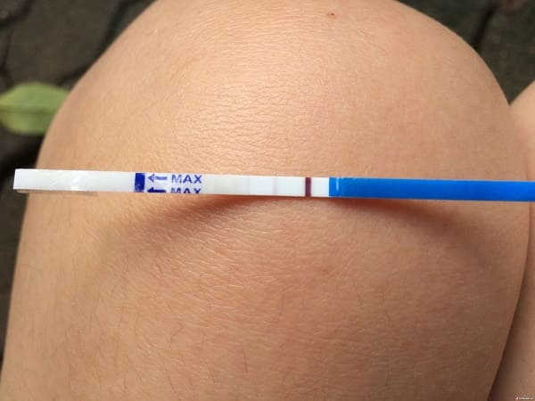 que thử thai 1 vạch đậm 1 vạch mờ nguyên nhân là gì