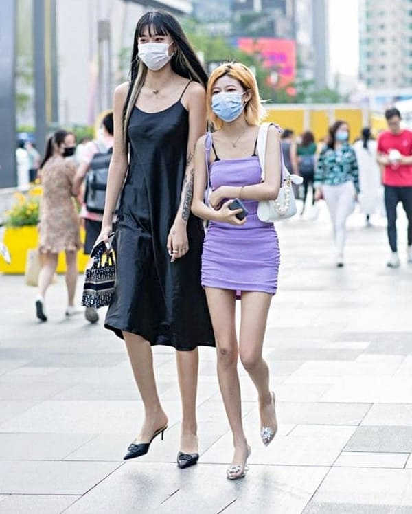 hình ảnh cô gái đi hai hàng