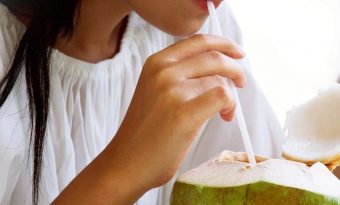 toi-thang-co-nen-uong-nuoc-dua-bac-si-giai-dap-chi-tiet